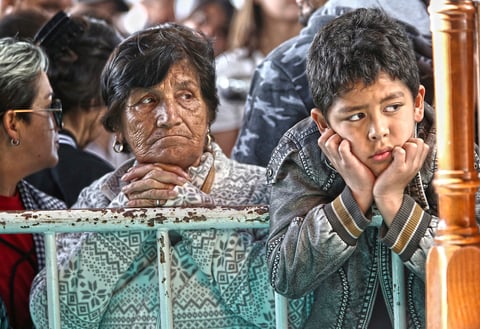 A su arribo, ciudadanos y servidores públicos se acercaron al cerco ubicado en el trayecto al templete para entregar carpetas, documentos, externar quejas, pedir ayuda, tomarse la fotografía o simplemente saludarlo.