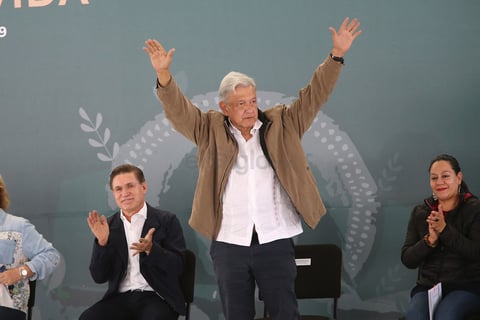 El Presidente se presentó en el estadio de béisbol de El Salto, Pueblo Nuevo, acompañado del gobernador José Rosas Aispuro; María Luisa Albores González, titular de la Secretaria de Bienestar; Josefa González Blanco Ortíz Mena, titular de Semarnat; Javier May Rodríguez, subsecretario de inclusión productiva, y León Jorge Castaños Martínez, titular de la Conafor.