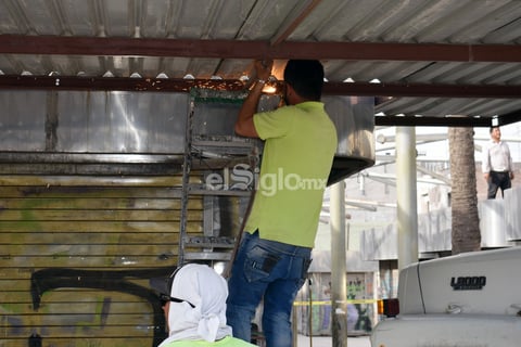 Retiran locales de lámina en  Centro Histórico de Torreón