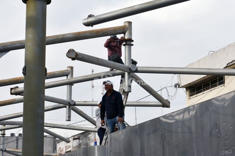 Retiran locales de lámina en  Centro Histórico de Torreón
