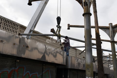 Retiran locales de lámina en  Centro Histórico de Torreón