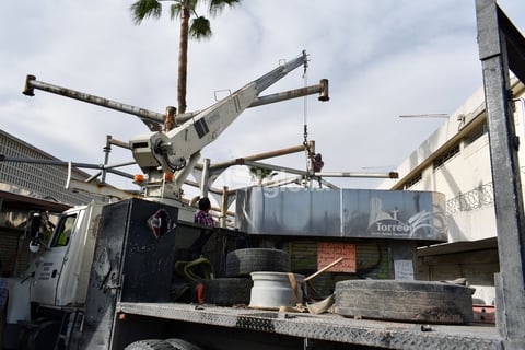 Retiran locales de lámina en  Centro Histórico de Torreón