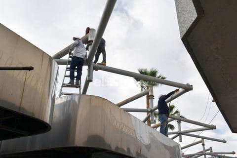 Retiran locales de lámina en  Centro Histórico de Torreón