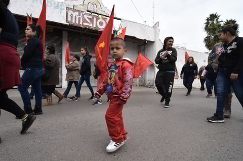 Viudas, niños, hermanas y familiares de los mineros muertos encabezaron la caminata desde la escuela de ingeniería hasta la mina en Pasta de Conchos.