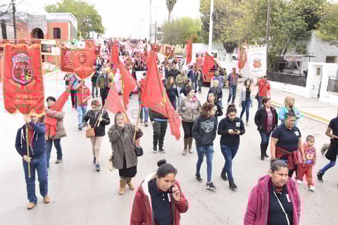 El contingente de mineros y familias de los trabajadores caídos, inició la marcha desde la escuela de metalurgia.