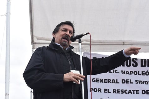 El senador no participó en una marcha previa, acudiendo directamente al lugar del evento para dar el mensaje.