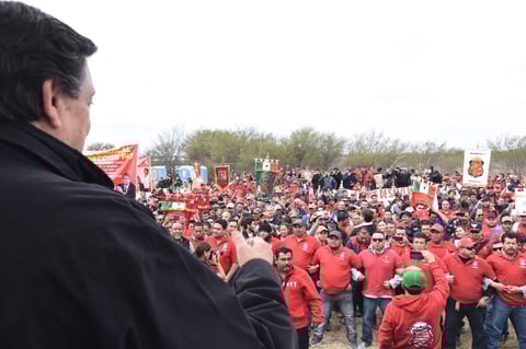 Alrededor de 800 mineros y familiares se congregaron para escuchar el mensaje del senador.