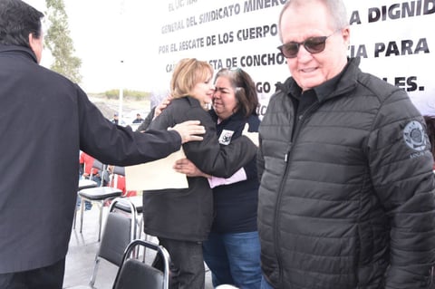 Algunos de los familiares no pudieron contener las lágrimas.