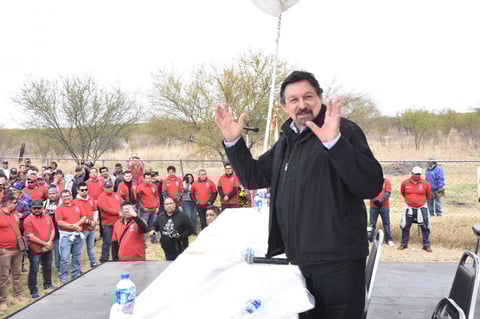 El dirigente del sindicato Nacional Minero, Napoléon Gómez, dio un mensaje ante los mineros y familiares en el evento de Pasta de Conchos.