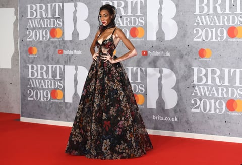 La modelo canadiense Winnie Harlow llega a los Brit Awards 2019.