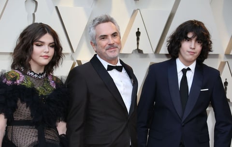 El director mexicano Alfonso Cuarón  y sus hijos, Olmo Teodoro  y Tess Bu.