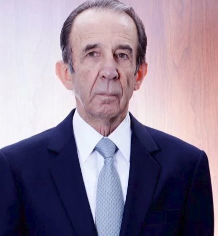 Manuel Arango. Es ganador del Oscar a Mejor cortometraje documental y a Mejor cortometraje por Centinelas del silencio en 1971. Esta fue la única ocasión en la que un mismo cortometraje ganó en ambas categorías.