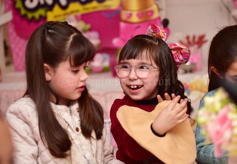 24022019 MUY CONTENTAS.  Elisa María con una de sus amiguitas en su fiesta de cumpleaños.