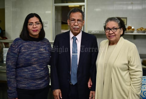05022019 SE JUBILA.  Dr. José Javier García Salcedo con su esposa, Rosa Laura Martínez Anguiano, y su hija, Laura García Martínez.