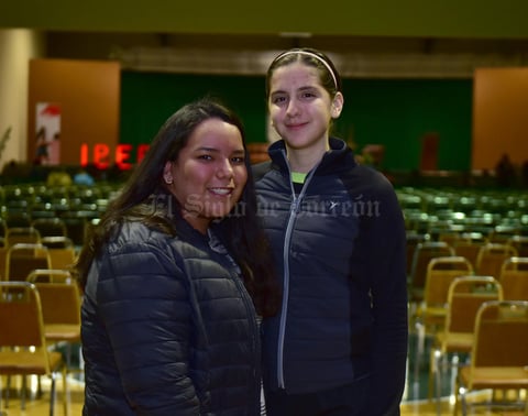 05022019 ASISTEN A CONFERENCIA.  Estrella y Bárbara.