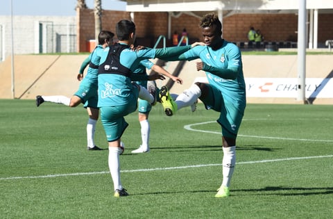 Los elementos que vieron mayor acción en el duelo ante Diablos Rojos del Toluca, tuvieron sesión regenerativa en el gimnasio del Territorio Santos Modelo, mientras que el resto, estuvo en la cancha en una práctica de espacios reducidos y futbol.