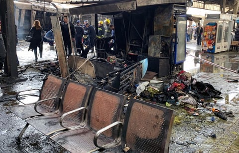 Después de la fuerte explosión, hubo personas que corrieron envueltas en fuego, por los andenes al aire libre, según vídeos difundidos por medios egipcios.