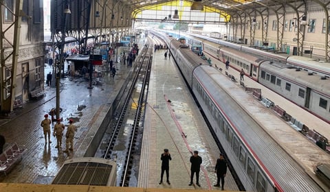 La Fiscalía General egipcia cree que el accidente se debió a una negligencia del conductor, que abandonó el vehículo sin accionar los frenos tras sufrir un percance con otro tren que circulaba en una vía adyacente en dirección contraria.