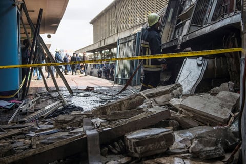 La locomotora fuera de control se estampó contra el tope de la vía, lo que causó la explosión de su tanque de combustible y un incendio que se tragó a los pasajeros que andaban por los andenes, dejando 20 muertos y 40 heridos, 28 de los cuales siguen hospitalizados y cinco están en estado grave.