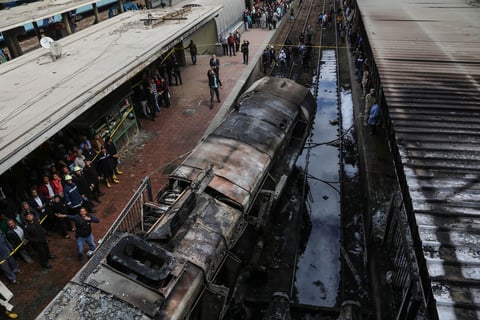 "Ha habido muchos muertos, estaban totalmente quemados y también heridos en estado muy grave", comentó Salah en ese andén, de donde habitualmente parten los trenes de Alejandría.