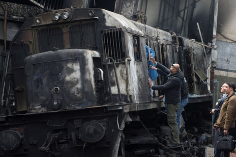"Hemos escuchado la explosión, el sonido de un impacto muy fuerte en la estación. Bajamos y vimos la locomotora en llamas", relató a Efe Hossam Salah, un trabajador de la estación, con palabras entrecortadas, todavía conmocionado por lo que vivió en el andén número 6 poco después de las 9.30 hora local, en plena hora punta.