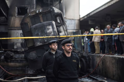 El fuego se apoderó hoy de la siempre bulliciosa estación de Ramsés de El Cairo y dejó a decenas de personas carbonizadas, tiradas en el suelo del andén número 6, tras la colisión de una locomotora sin conductor contra el tope de la vía.