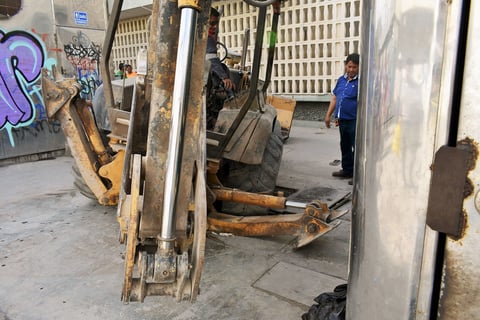 La máquina tipo trascabo frenó sus labores ante la presión de los quejosos y después de que una de sus ruedas cayera sobre la tapa de una las cisternas.