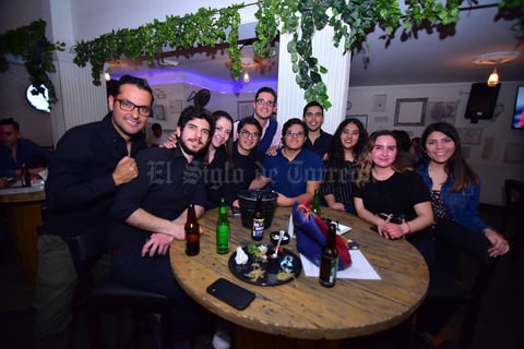 01032019 AMENA VELADA.  Amigos disfrutaron de una excelente noche es su restaurante favorito.