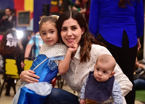 Conchita Burciaga con sus hijos, Ximena y Santiago Rodríguez