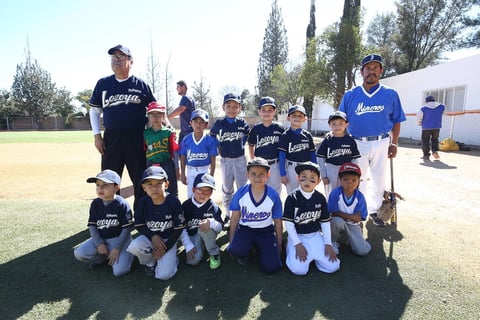 Los asistentes a la ceremonia inicial mostraron sus ánimos de motivar a sus jugadores.