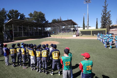 Cabe mencionar que las gradas del inmueble de la Ciudad Deportiva se vieron abarrotadas por los padres de familia.