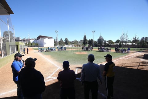 Los niños fueron participes de esta ceremonia de inauguración.