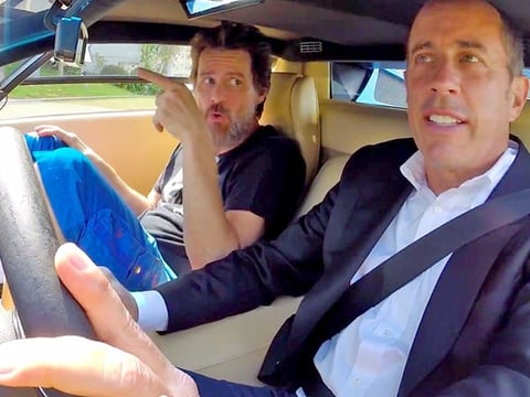 La idea es tan básica que es fantásticas. Este programa de Netflix es lo que su nombre dice, comediantes tomando café mientras van manejando un auto, para luego detenerse a comer y seguir platicando. La cosa es que la idea es mucho más interesante gracias a conversaciones de primera con artistas reconocidos del medio (y otras personalidades famosas), entrevistados por nada menos que un grande del mundo de la comedia, Jerry Seinfeld. Por supuesto, el auto además debe concordar con la personalidad del invitado.