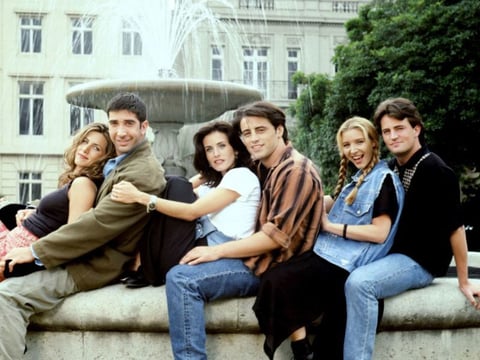 Un clásico que nunca pasa de moda y por muchas buenas razones. Las risas, los momentos inolvidables, los personajes únicos y la situaciones disparatadas pero siempre rodeadas de una gran amistad y el apoyo de los amigos que le dan al programa una buena dosis de risas pero también un gran corazón. Todos hemos vivido una situación ‘Friends’ en algún punto de nuestra vida, y todos hemos citado al programa al menos en un par de ocasiones.