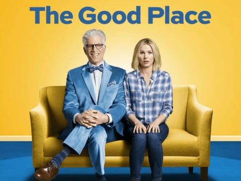 La idea central es la que da pie a tantos chistes y situaciones divertidas, pues se ambiente en una realidad alterna en donde la gente buena, al morir, llega a este lugar llamado The Good Place. La protagonista es una mujer un tanto arrogante y narcisista que no tarda en darse cuenta que ha llegado al lugar equivocado. La historia no sólo juega con su premisa, sino que sabe darle la vuelta en el momento justo, trayendo así una buena dosis de entretenimiento. Sobre decir que en The Good Place no se pueden decir malas palabras, así que la serie se pone inventiva cuando alguien quiere maldecir.
