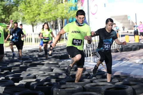 Los competidores tuvieron que superar vallas, llantas, escaleras, telaraña, tambos, regaderas, el pasillo pañalero, tramo pecho tierra, laberinto, lago y por último un inflable.