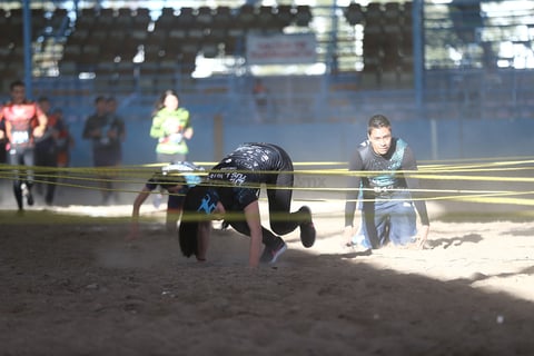 Después de realizar el recorrido de cinco kilómetros con 12 estaciones de obstáculos, el primer lugar varonil fue para Gabriel García, quien fue perseguido por Jorge Silverio.