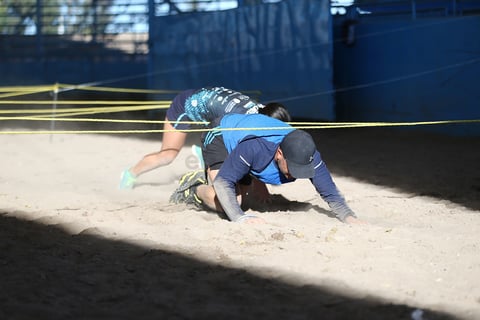 Después de realizar el recorrido de cinco kilómetros con 12 estaciones de obstáculos, el primer lugar varonil fue para Gabriel García, quien fue perseguido por Jorge Silverio.