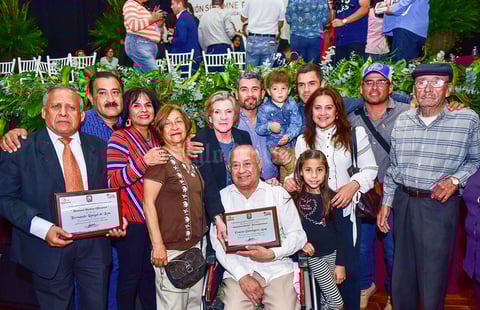 02032019 MERECIDO RECONOCIMIENTO.  En la ceremonia de entrega de preseas Ciudadanos distinguidos de Matamoros, Coahuila, a Fernando Rangel de León y Ernesto Domínguez Ayup.