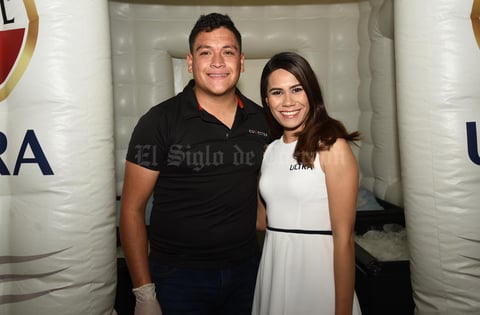 04032019 POSAN PARA LA FOTO.  Jonathan y Katia.