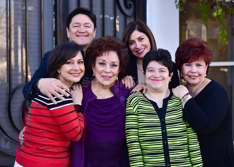 03032019 EN FAMILIA.  Guillermina Celayo acompañada de sus hijos: Georgina, Guillita, Mapy, Salvador y Marcela, en su festejo de cumpleaños.