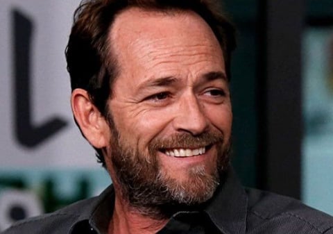 El actor Luke Perry saltó al estrellato por su papel como el estudiante de secundaria "Dylan McKay" en Beverly Hills, 90210, aunque este no fue su único papel en la industria pues también estuvo involucrado en producciones como Riverdale y Oz.