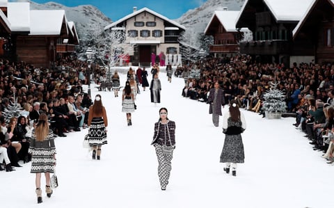 El blanco y el negro inundaron el escenario, con jerséis de punto con estampados fair isle en pedrería, abrigos jaspeados y faldas de lana en "jacquard", a juego con la decoración alpina.