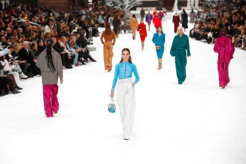 Lagerfeld también ideó para esta colección faldas y chaquetas tipo "bomber" en monocolor, en naranja o turquesa.