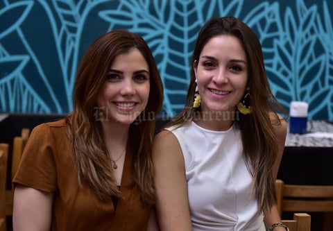 07032019 ASISTEN A DESFILE DE MODAS.  Mariane Le Henaff y Laura Martínez.