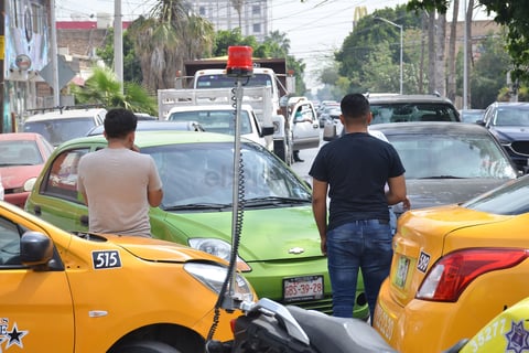 Protestan taxistas de Torreón; exigen regular plataformas digitales