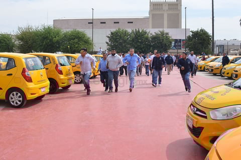 Protestan taxistas de Torreón; exigen regular plataformas digitales