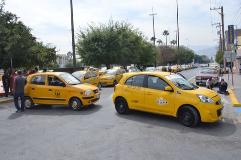 Protestan taxistas de Torreón; exigen regular plataformas digitales