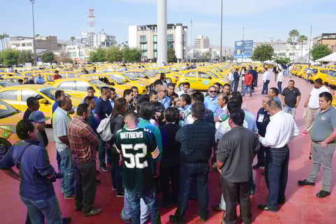 Protestan taxistas de Torreón; exigen regular plataformas digitales