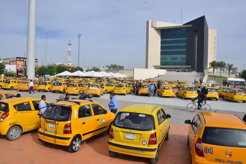 Protestan taxistas de Torreón; exigen regular plataformas digitales